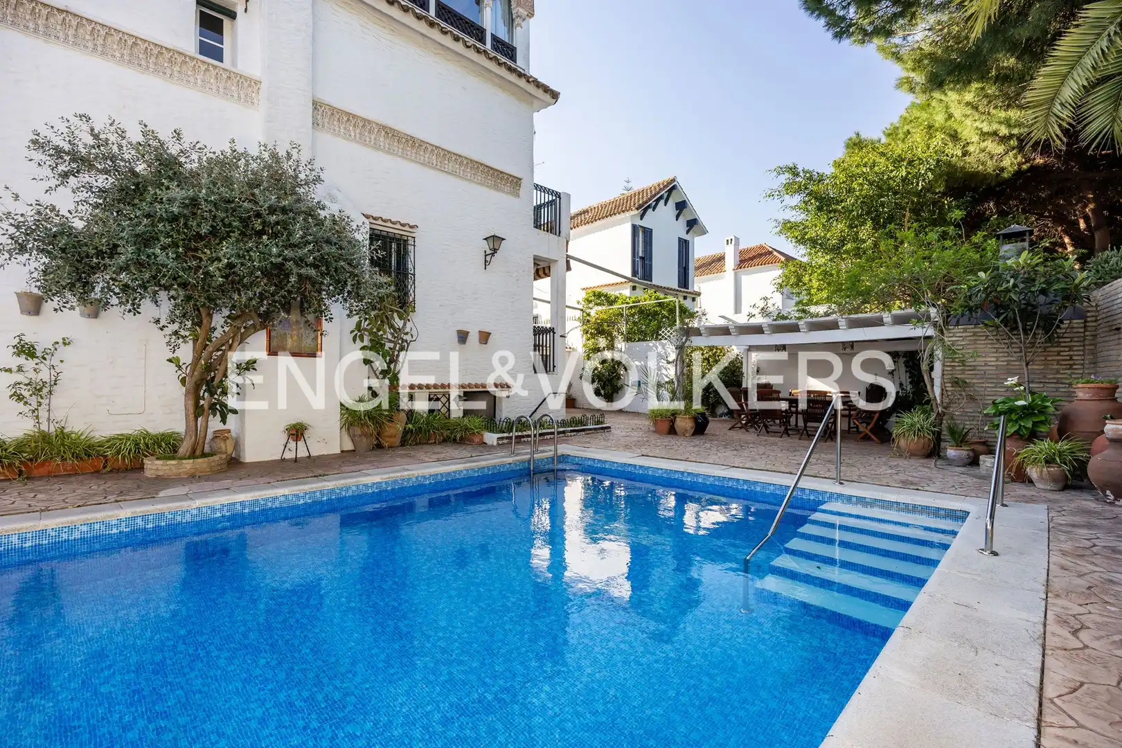 Vista exterior de Casa o xalet en venda en Sanlúcar de Barrameda amb Calefacció, Jardí privat i Terrassa