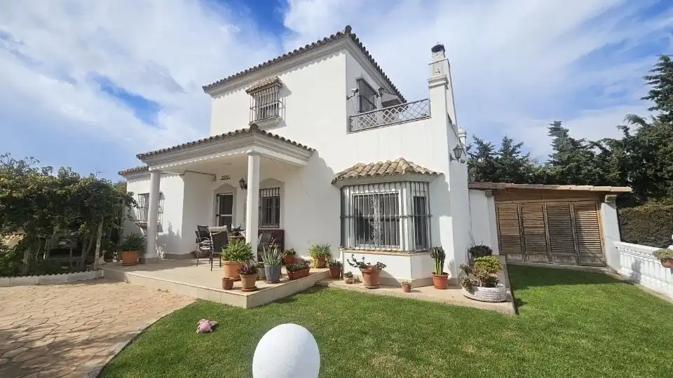 Vista exterior de Casa o xalet en venda en Chiclana de la Frontera amb Terrassa