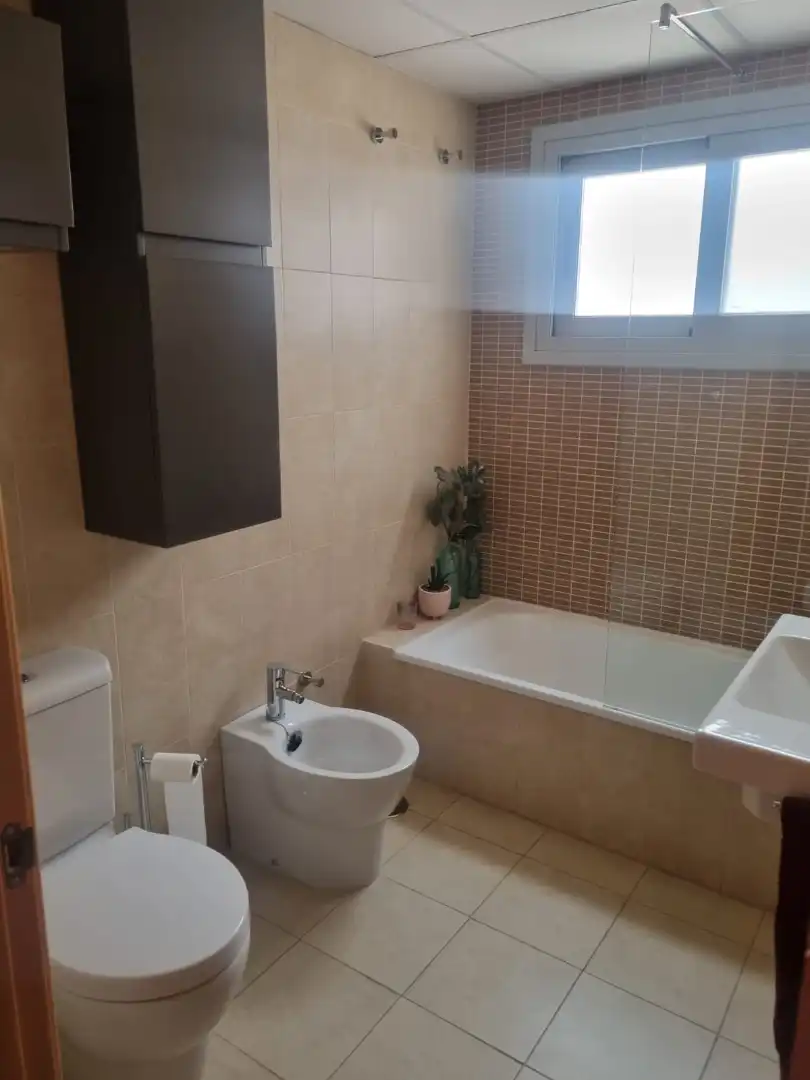 Badezimmer von Wohnung zur Miete in Armilla mit Klimaanlage, Heizung und Parkett