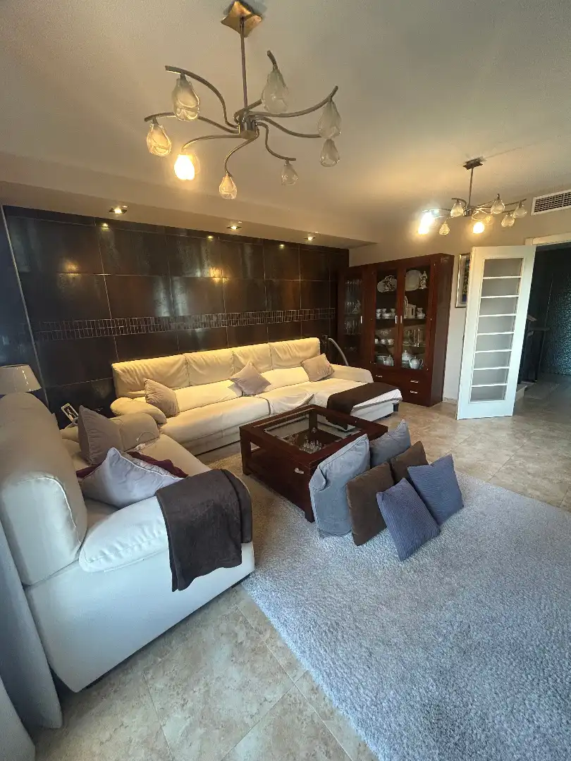 Wohnzimmer von Einfamilien-Reihenhaus zum Verkauf in Alhaurín de la Torre mit Klimaanlage, Privatgarten und Terrasse
