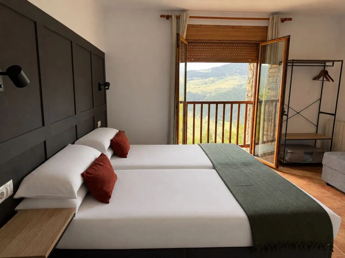 Casa con jardín en venta en Avinguda d' Alp 21, imagen 4