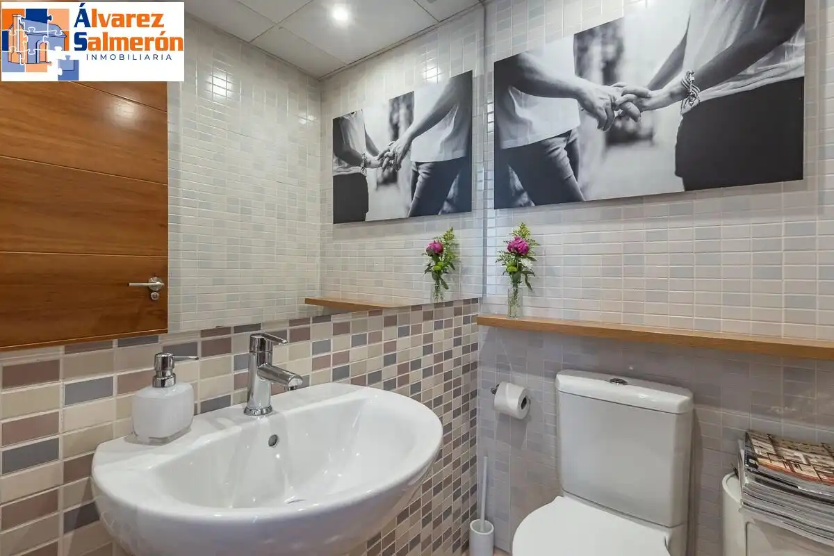 Bathroom of Detached homes for sale in Granada