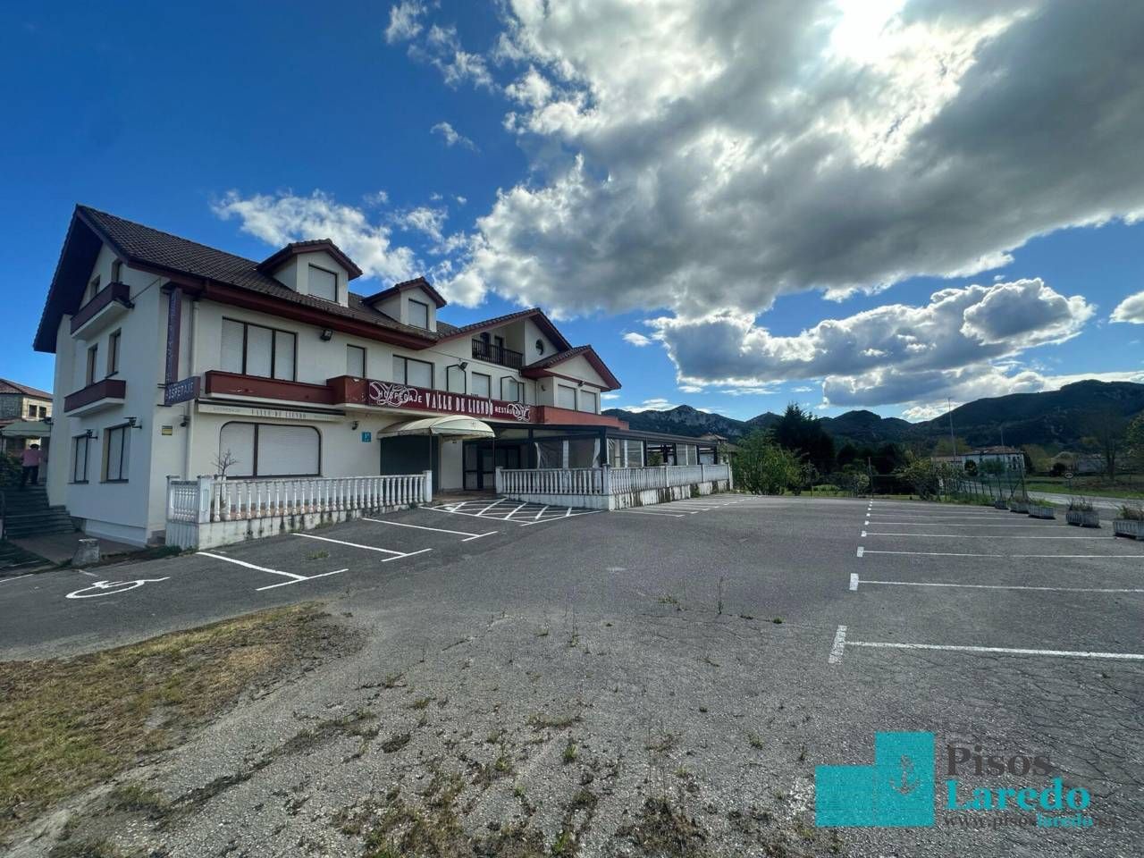 Vista exterior de Edificio en venta en Liendo