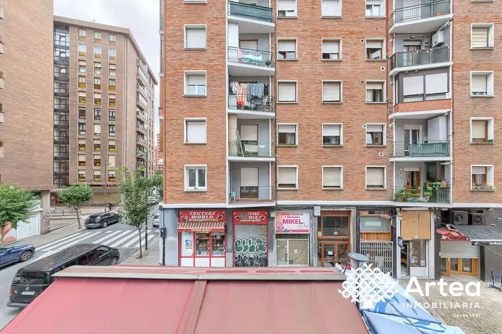 Außenansicht von Wohnung zum Verkauf in Bilbao  mit Heizung, Privatgarten und Möbliert