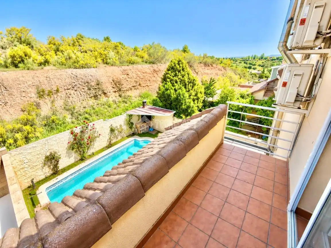 Piscina de Casa adosada en venta en Cabanillas del Campo con Calefacción, Parquet y Trastero
