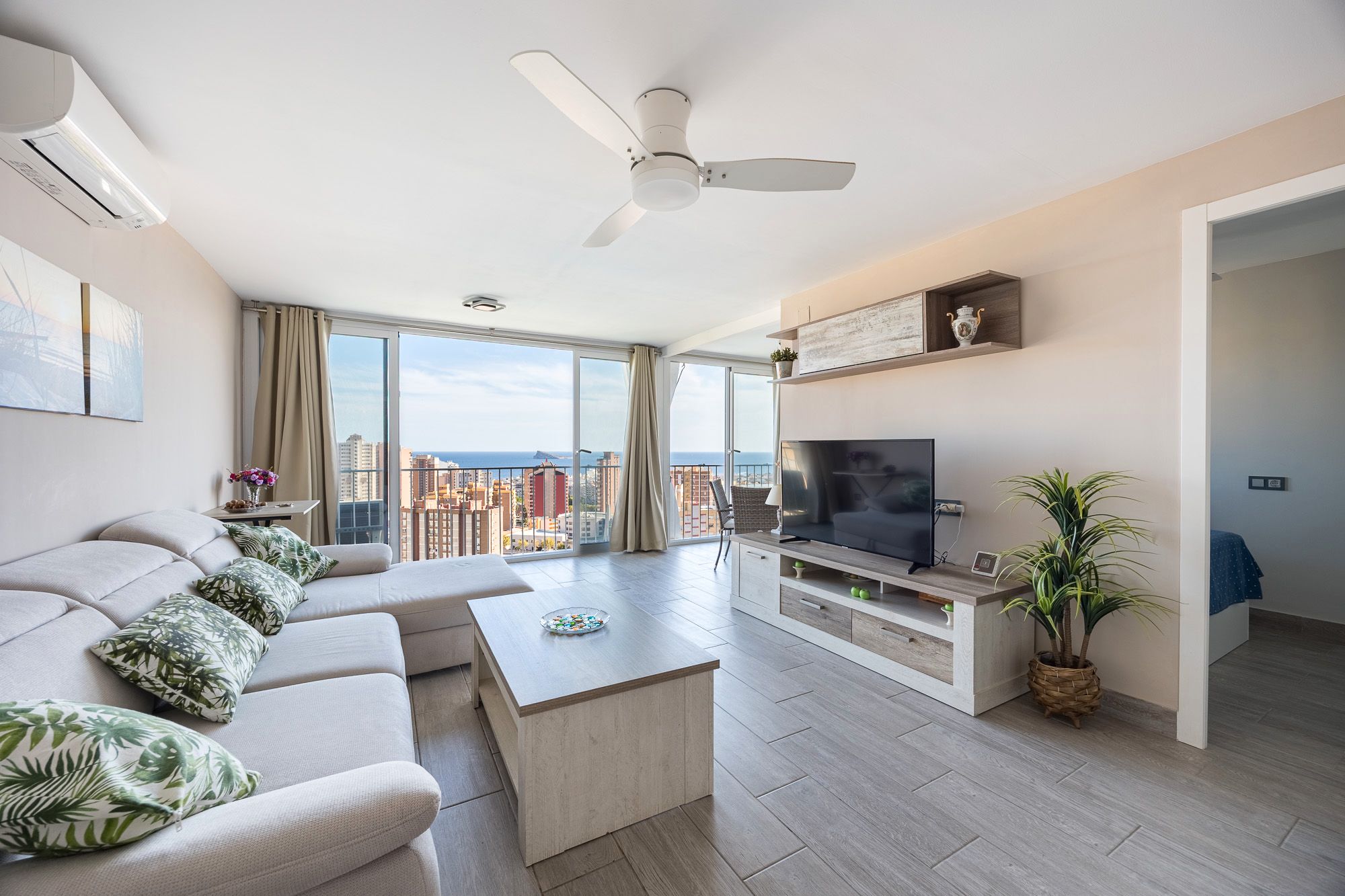 Sala d'estar de Apartament en venda en Benidorm amb Piscina, Moblat i Piscina comunitària