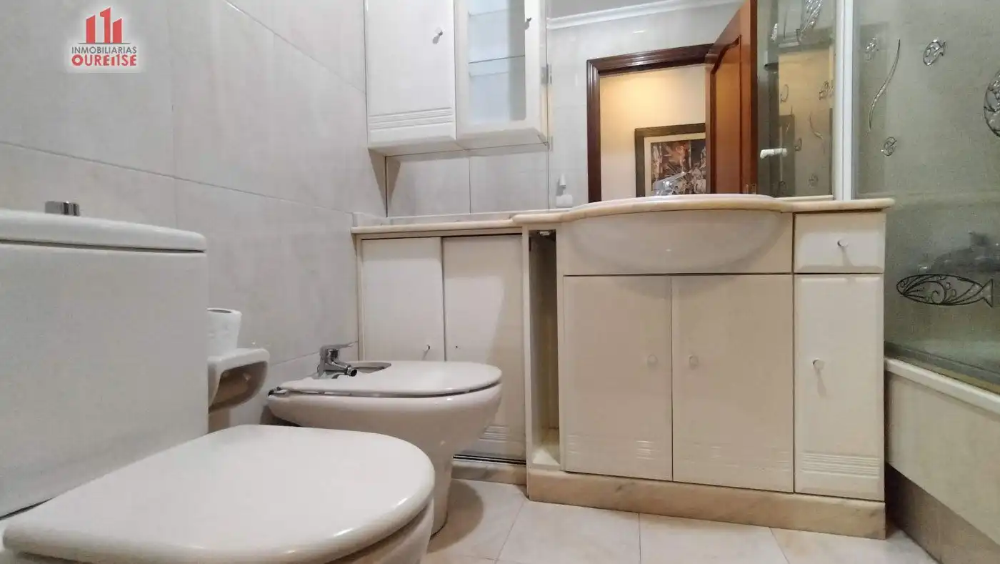Badezimmer von Wohnung zur Miete in Ourense Capital  mit Klimaanlage, Heizung und Möbliert