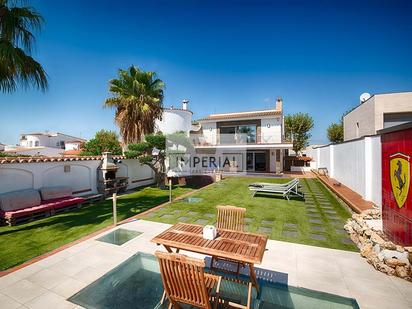 Vista exterior de Casa o xalet en venda en Empuriabrava amb Aire condicionat, Terrassa i Piscina