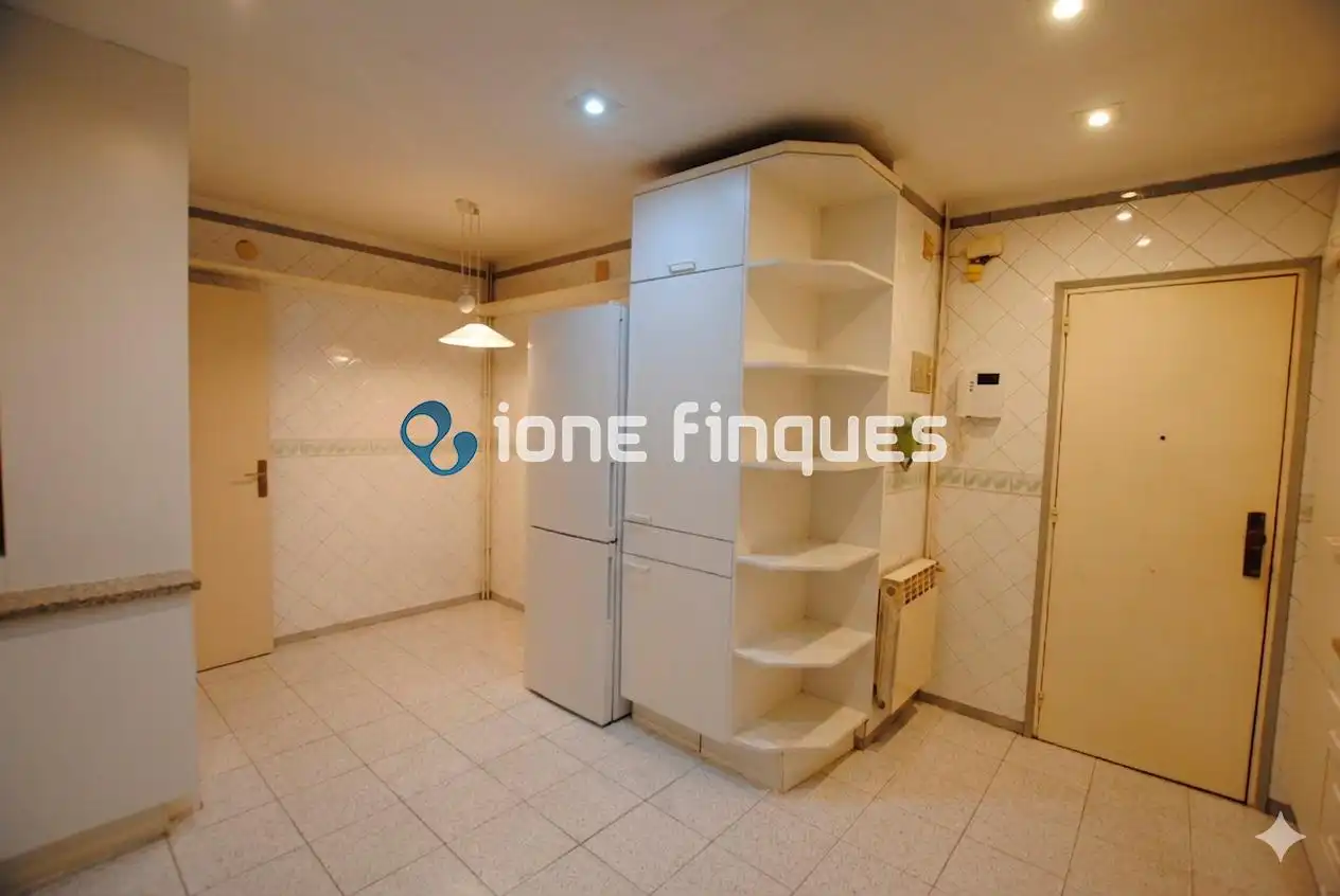 Küche von Wohnung zum Verkauf in Barcelona mit Heizung, Privatgarten und Abstellraum