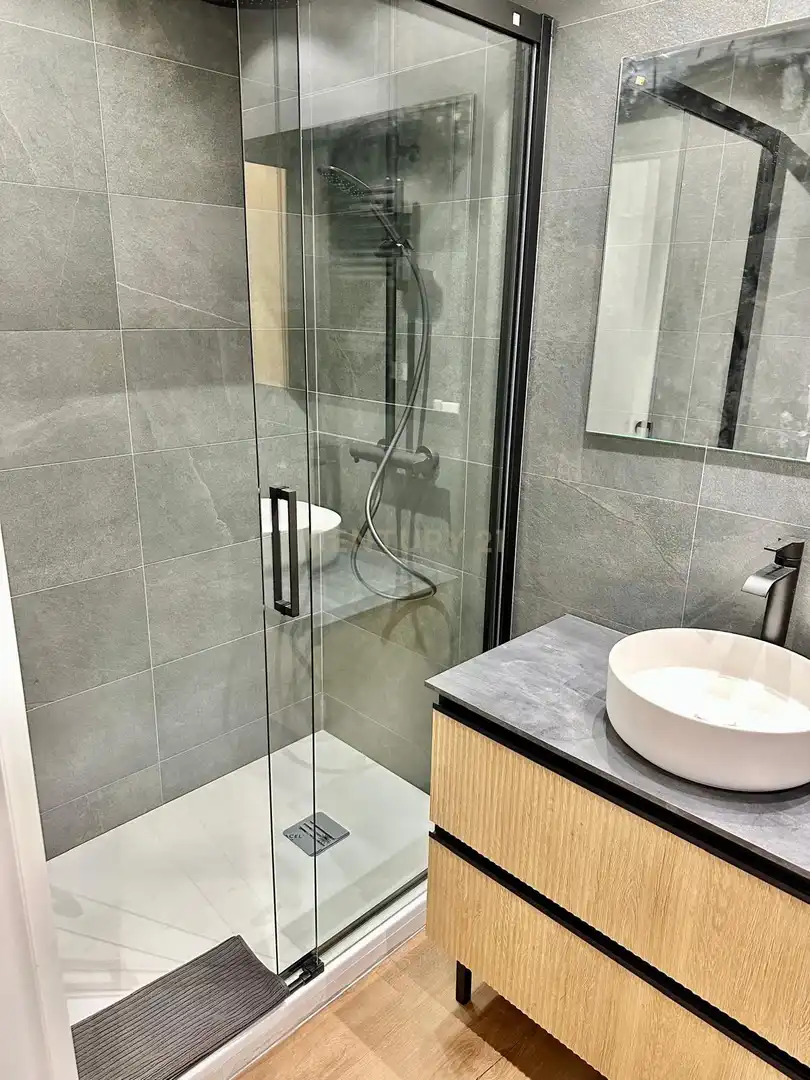 Bany de Apartament per a compartir en Madrid amb Aire condicionat, Forn i Rentadora