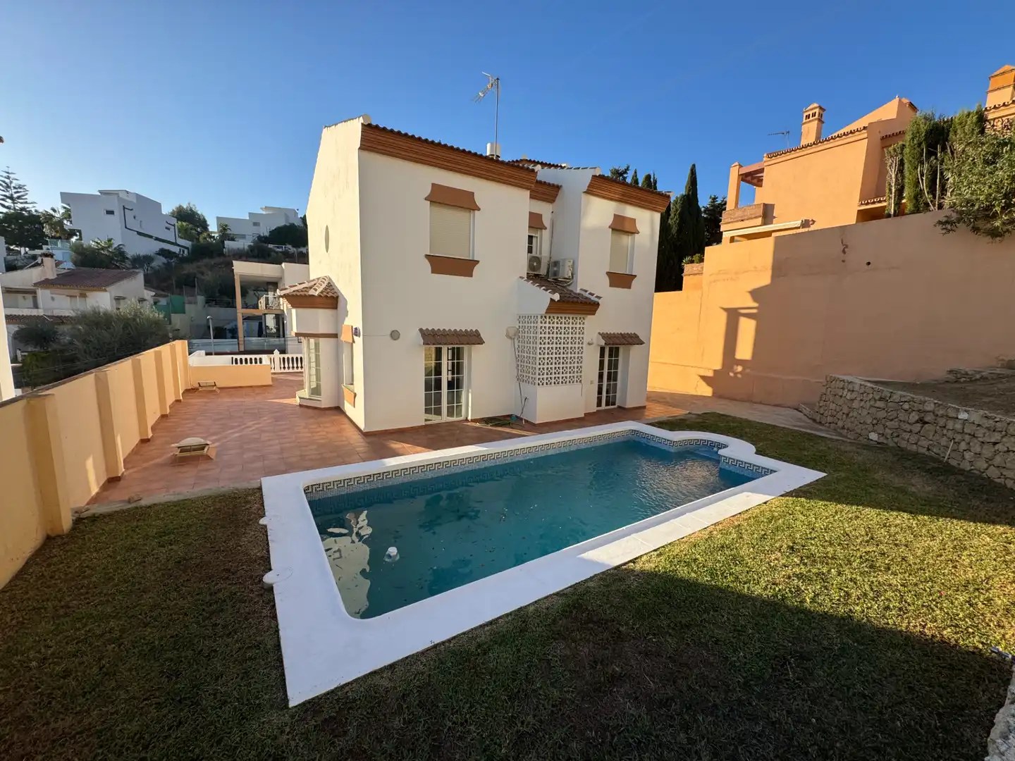 Vista exterior de Casa o chalet en venta en Rincón de la Victoria con Aire acondicionado, Jardín privado y Terraza