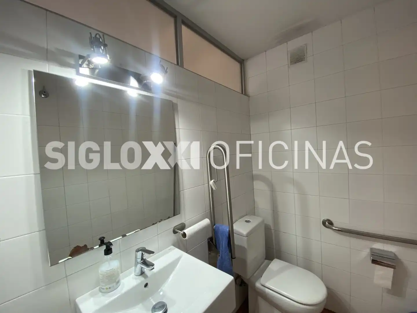 Badezimmer von Büro zur Miete in Barcelona mit Klimaanlage und Heizung