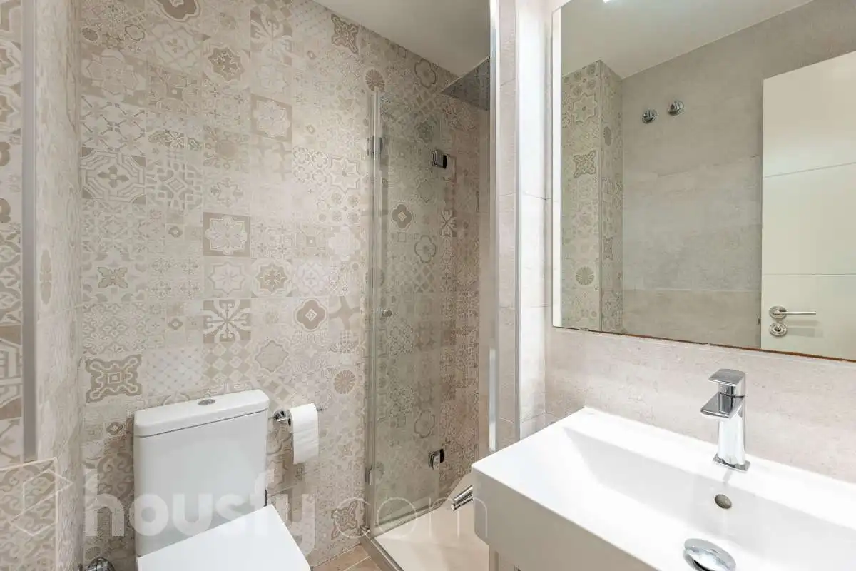 Badezimmer von Wohnung zum Verkauf in Castelldefels mit Klimaanlage, Heizung und Balkon