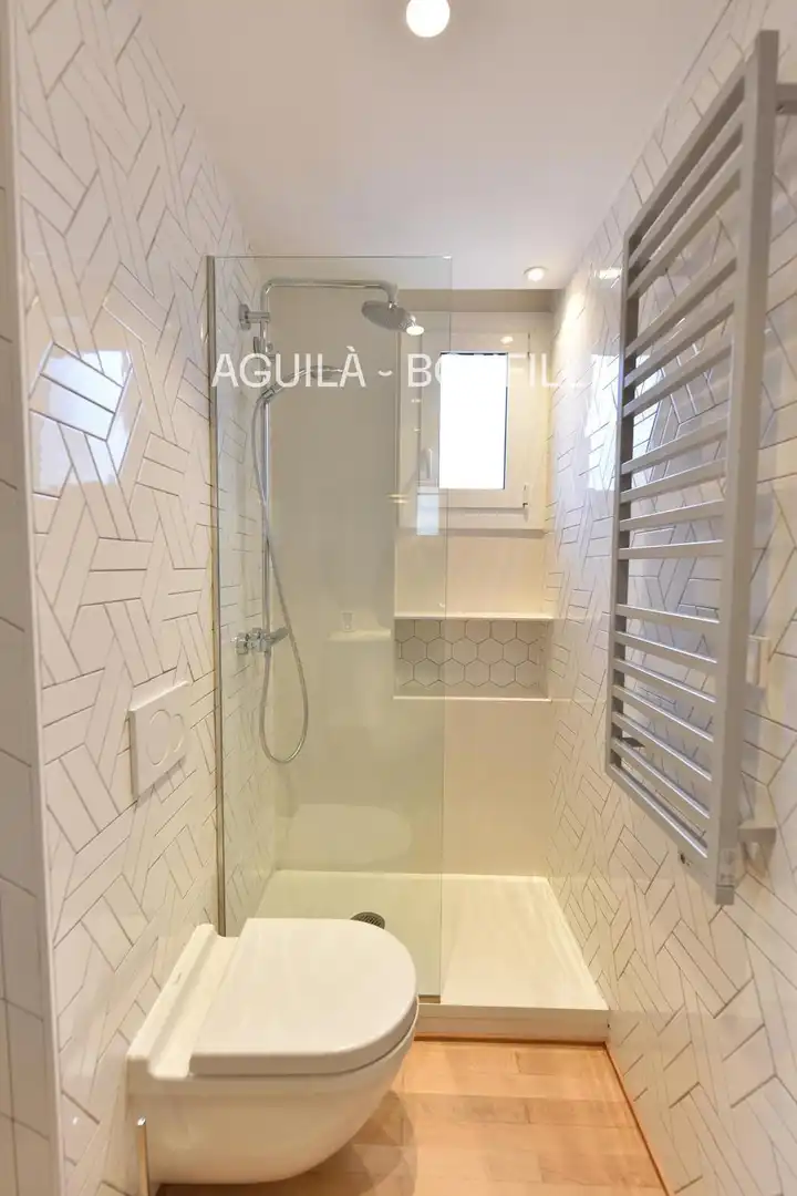 Bathroom of Flat for sale in Barcelona  with Air Conditioner, Heating and Parquet flooring