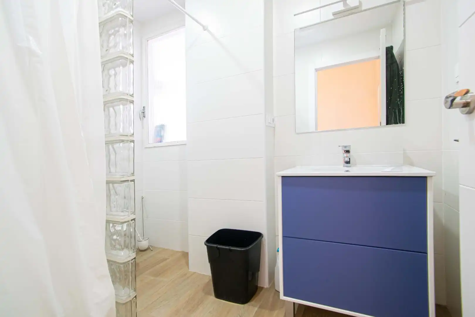Bathroom of Flat for sale in Sevilla  with Air Conditioner, Terrace and Furnished