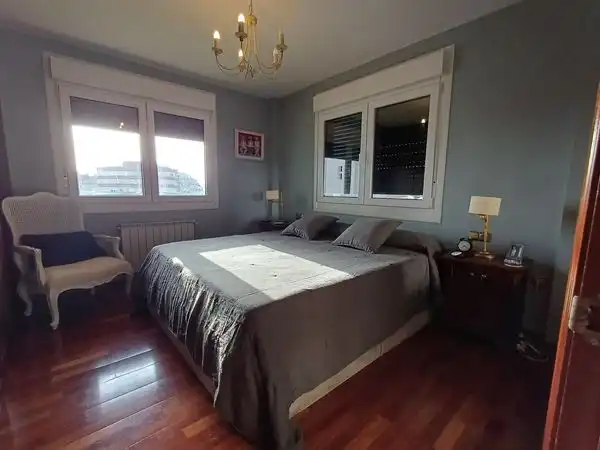 Dormitori de Casa o xalet en venda en Vigo  amb Calefacció, Jardí privat i Parquet