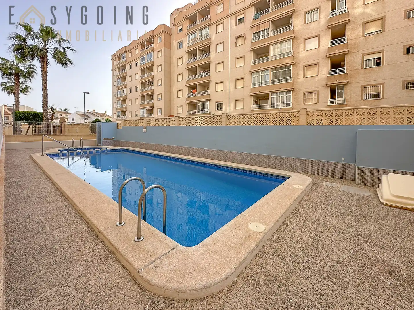 Piscina de Apartamento en venta en Torrevieja con Terraza y Piscina comunitaria