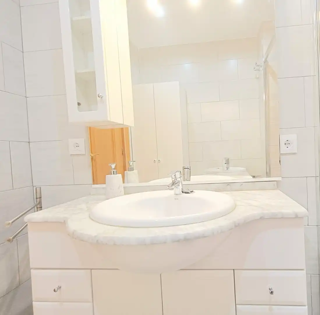 Baño de Piso de alquiler en Madrid con Aire acondicionado, Terraza y Amueblado