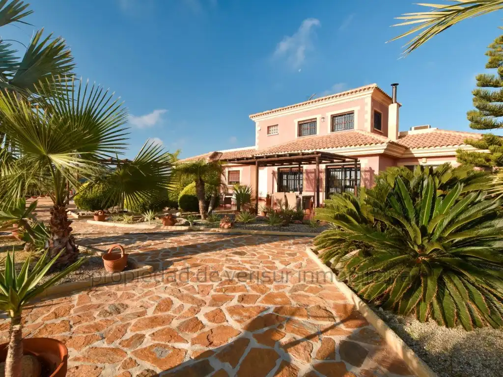 Casa con piscina in vendita a Las Majadas-Las Molinetas-Labradorcico