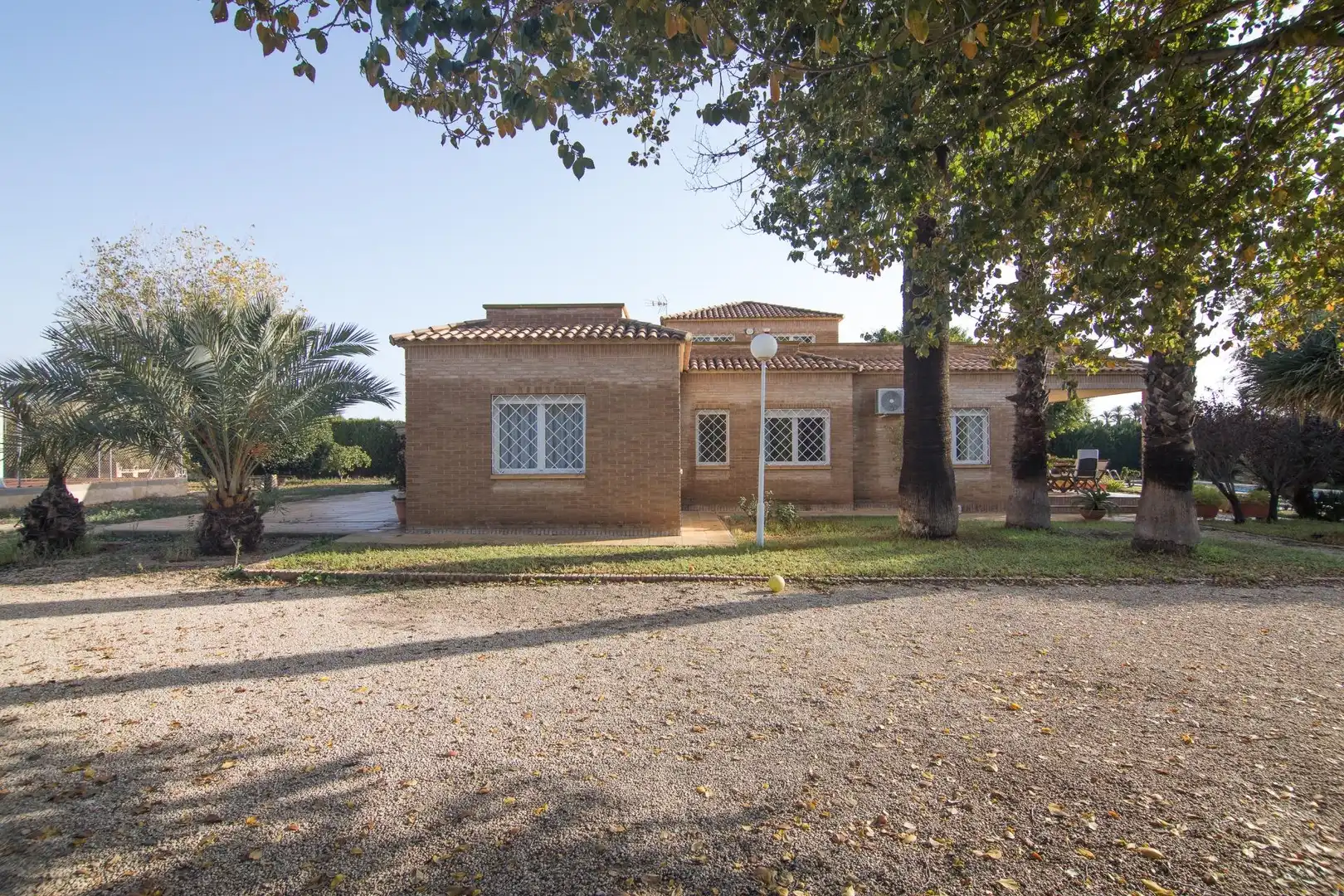 Vista exterior de Casa o xalet en venda en Elche / Elx amb Aire condicionat, Calefacció i Jardí privat
