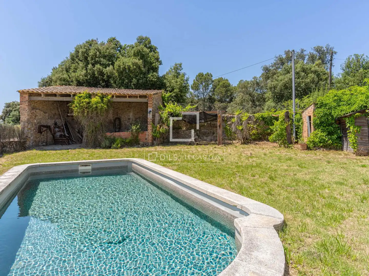 Casa rústica amb piscina en venda a Vilopriu