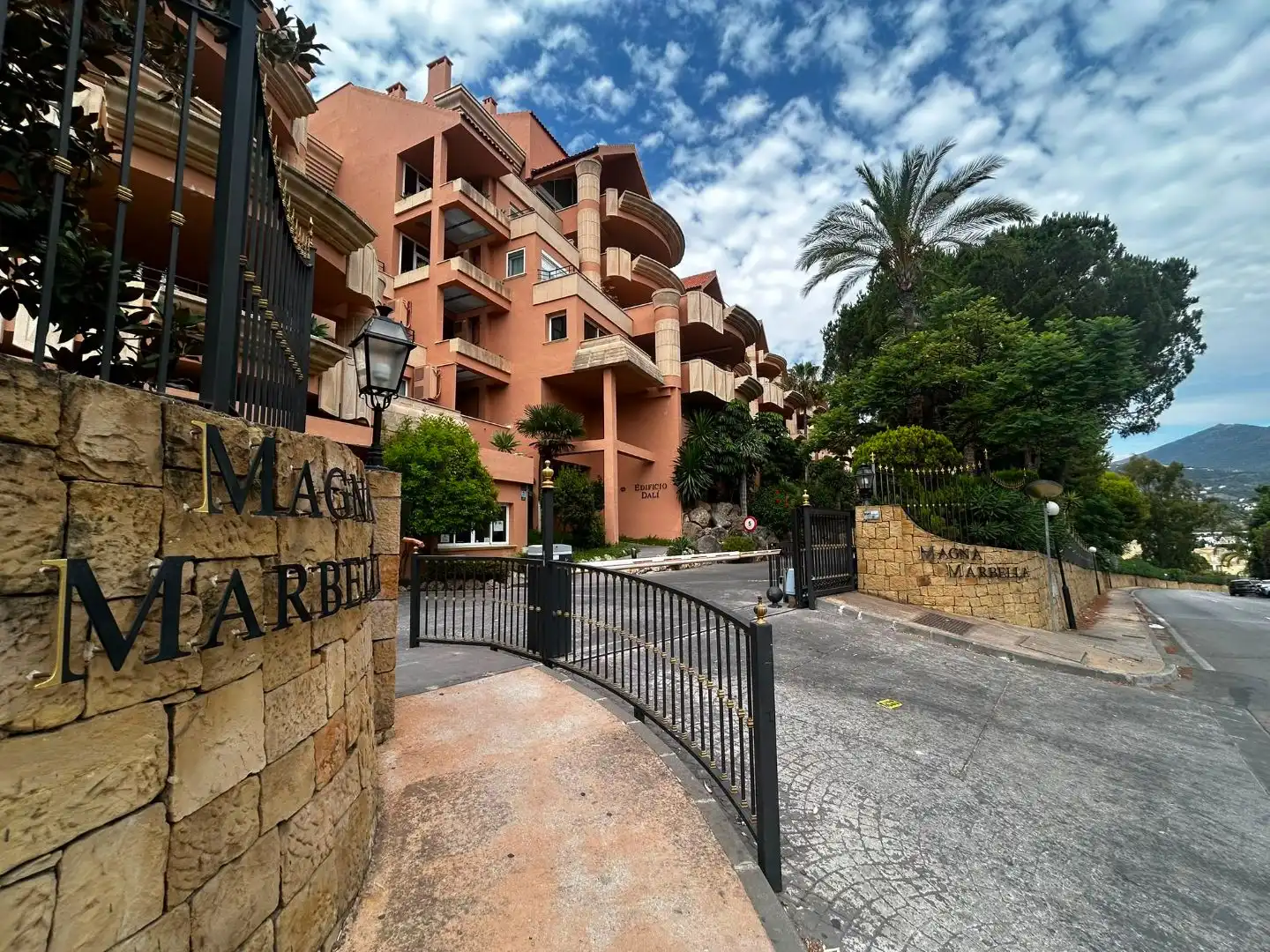 Vista exterior de Garatge en venda en Nueva Andalucía