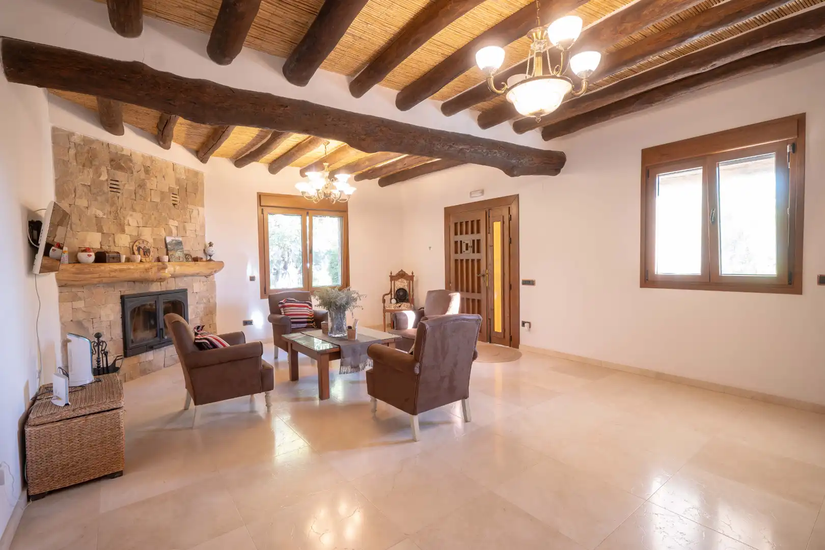 Wohnzimmer von Country house zum Verkauf in Válor mit Privatgarten, Terrasse und Abstellraum