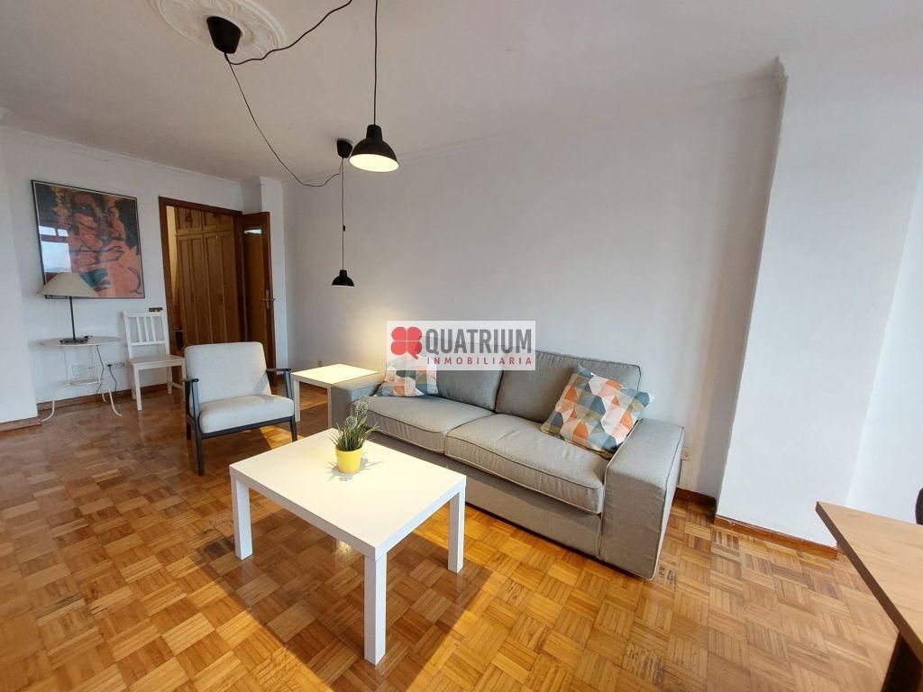 Sala d'estar de Pis de lloguer en Santiago de Compostela  amb Calefacció i Moblat