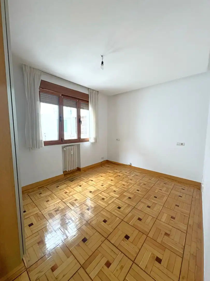 Schlafzimmer von Wohnung zur Miete in Oviedo  mit Heizung