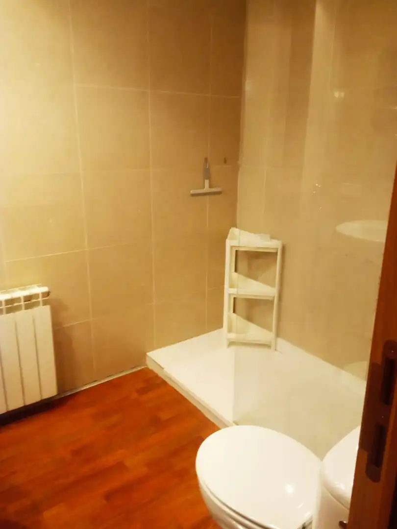 Baño de Piso de alquiler en Girona con Aire acondicionado, Calefacción y Parquet