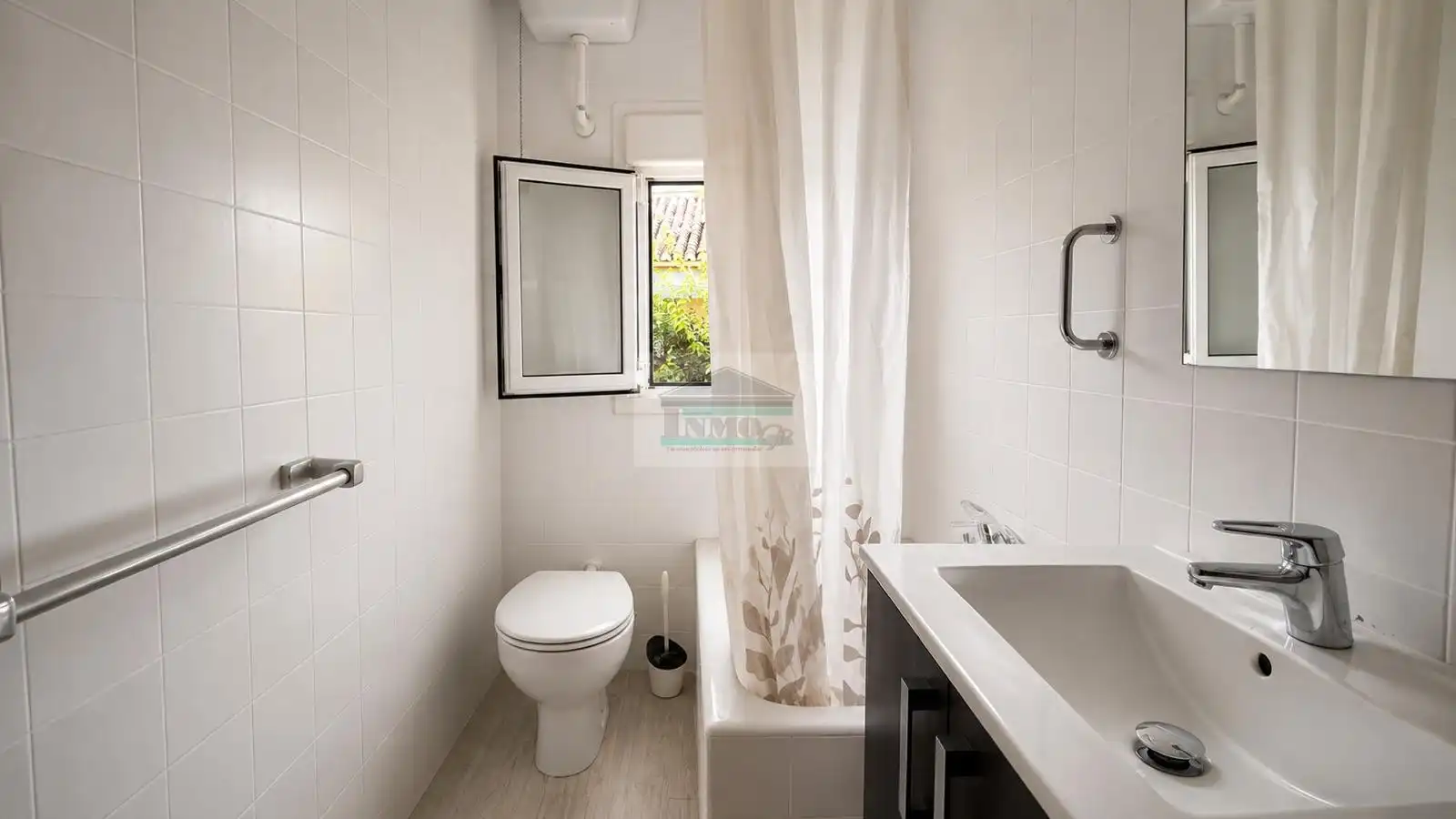 Bathroom of Flat for rent in Granada  with Air Conditioner, Furnished and Balcony