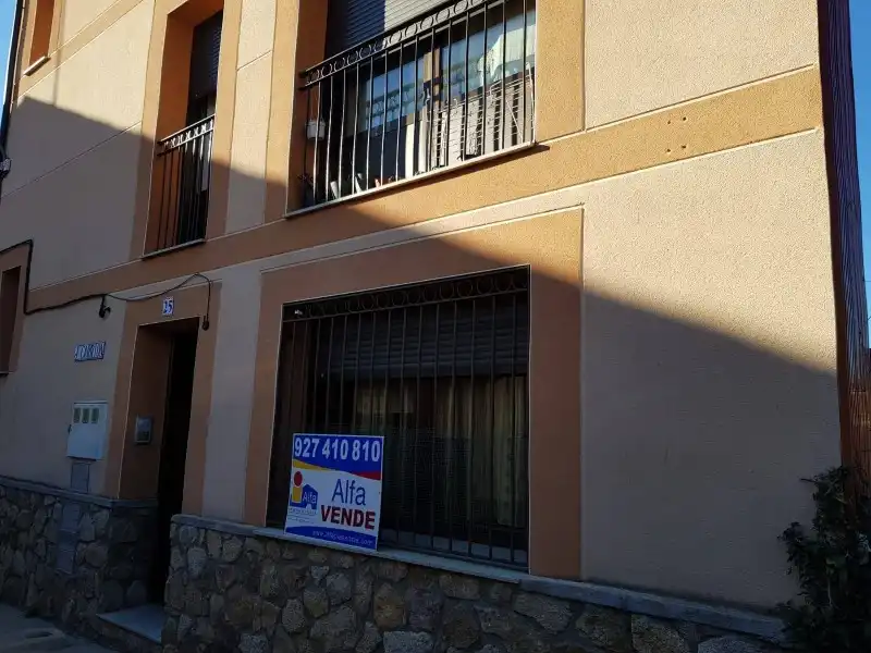 Außenansicht von Wohnung zum Verkauf in Jerte mit Klimaanlage, Heizung und Privatgarten
