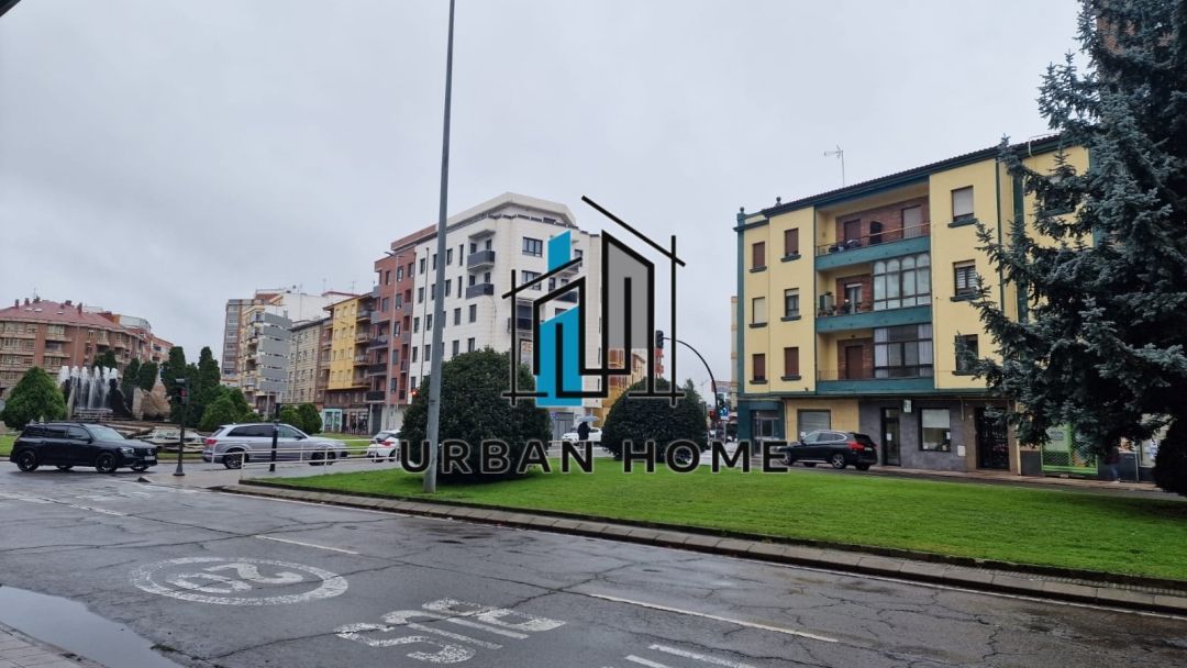 Vista exterior de Pis en venda en León Capital  amb Calefacció i Terrassa