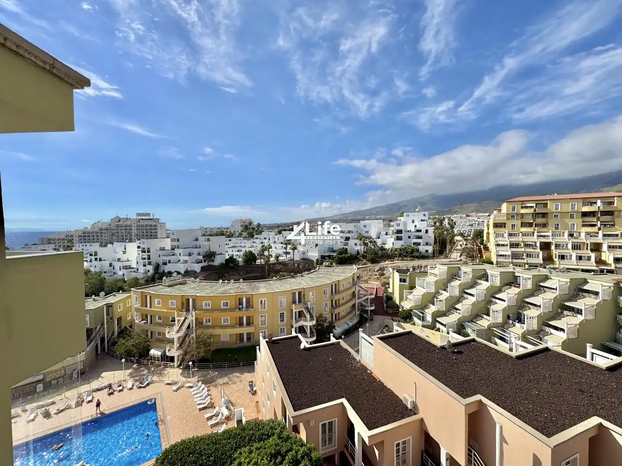 Vista exterior de Piso en venta en Adeje con Aire acondicionado, Terraza y Piscina comunitaria