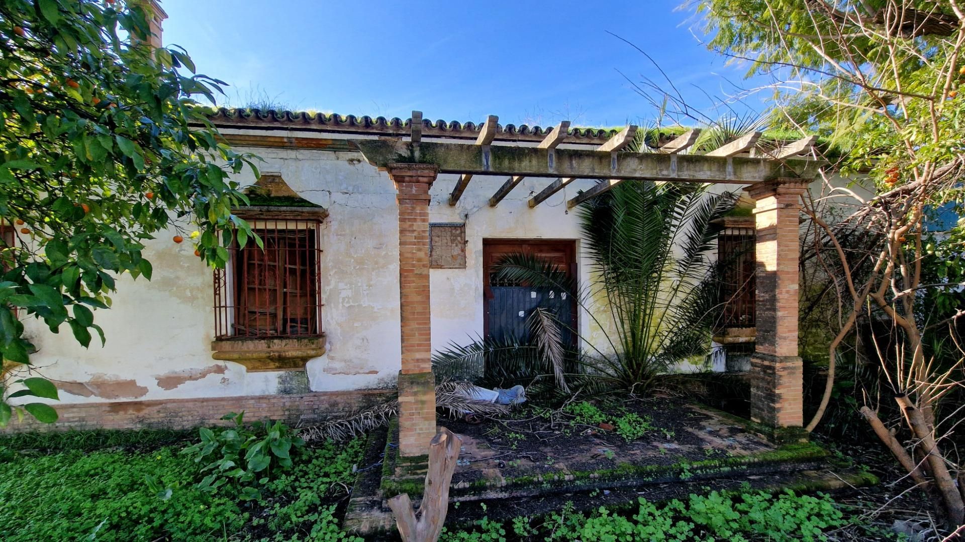 Vista exterior de Casa o xalet en venda en Valencina de la Concepción amb Jardí privat i Traster