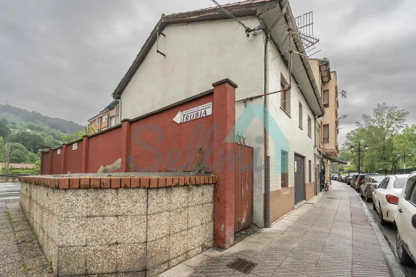 Vista exterior de Casa adosada en venda en Oviedo  amb Calefacció, Terrassa i Traster
