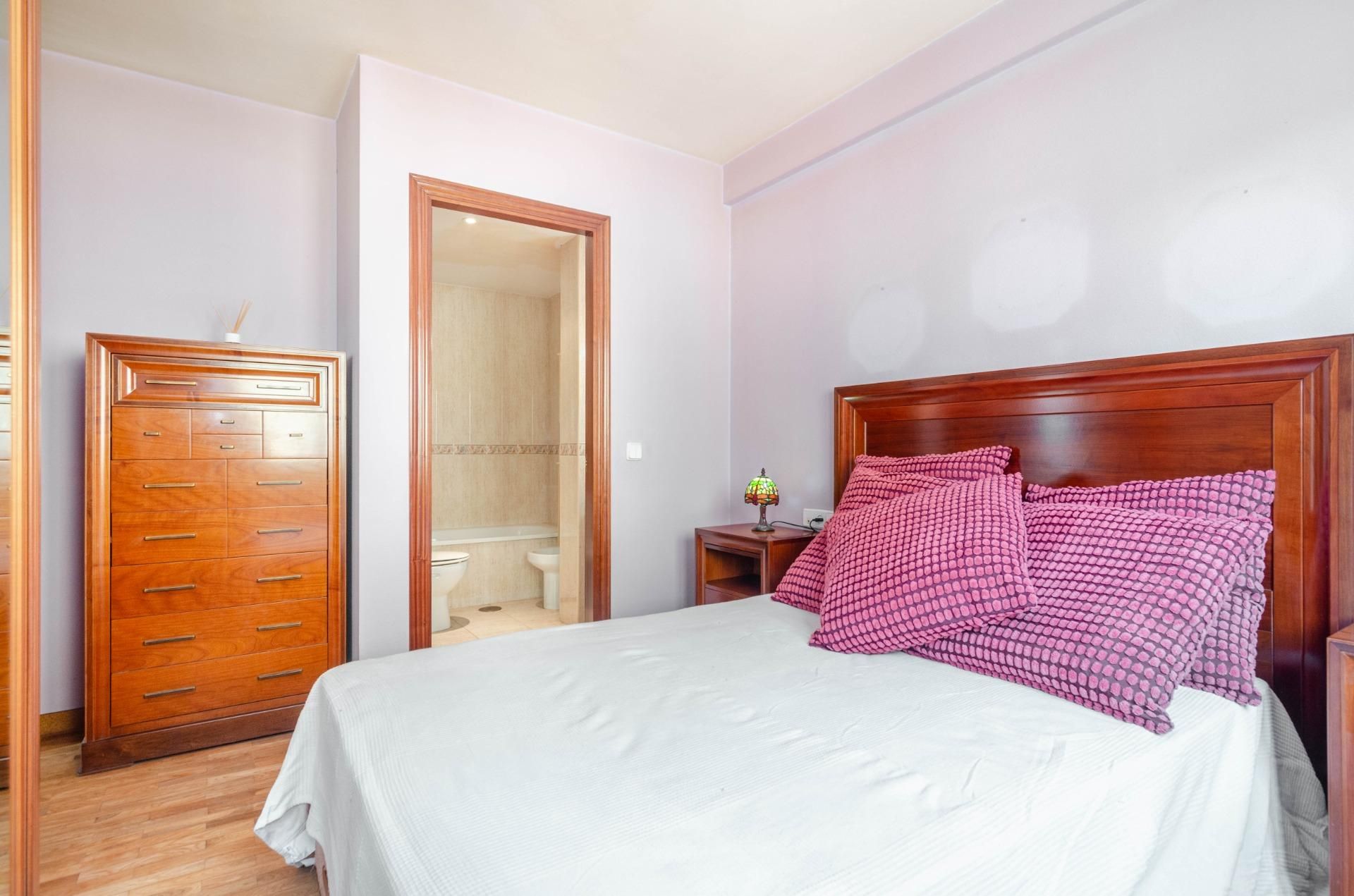 Dormitori de Pis en venda en Oviedo  amb Calefacció i Jardí privat