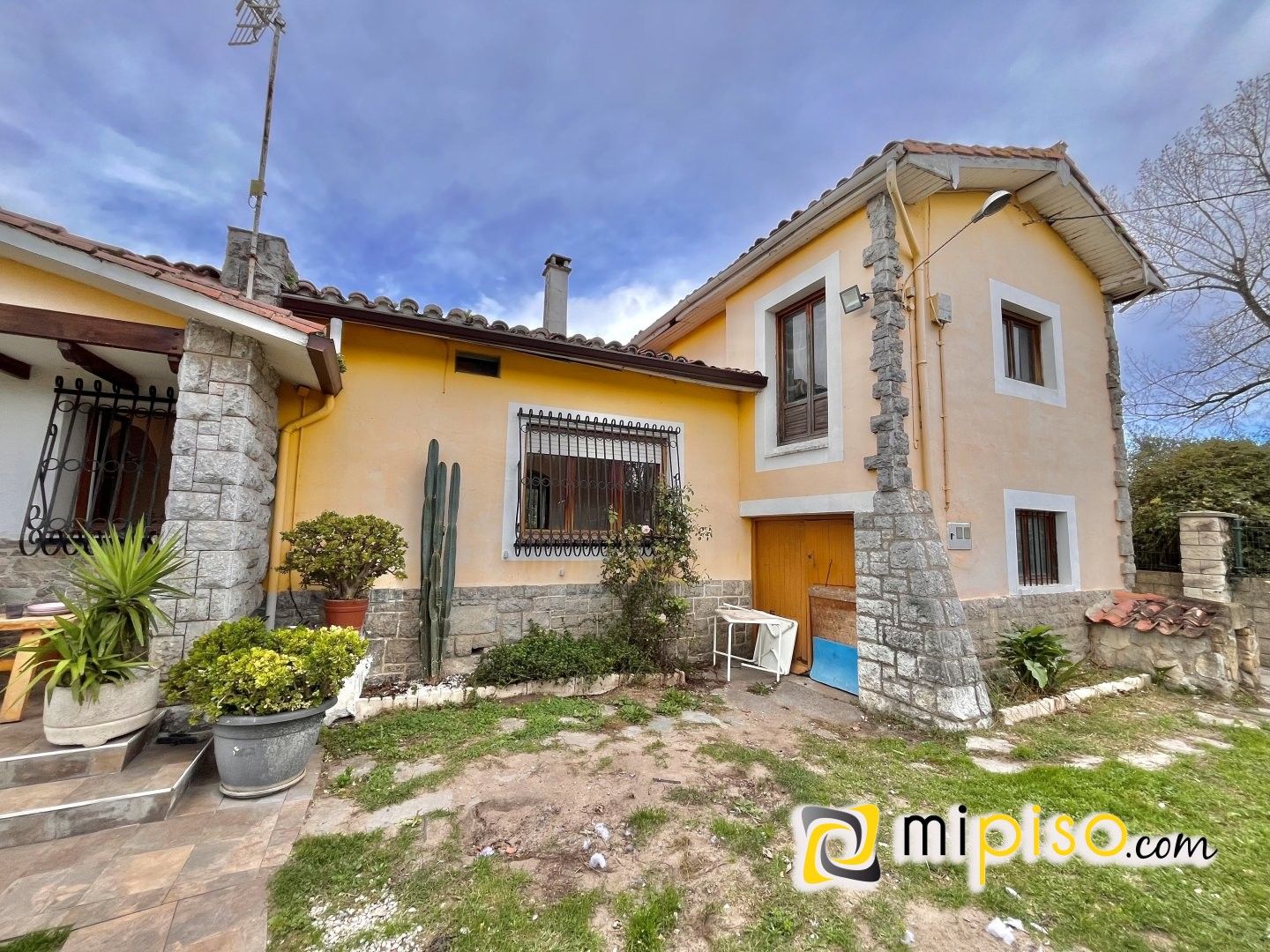 Exterior view of House or chalet for sale in Laredo