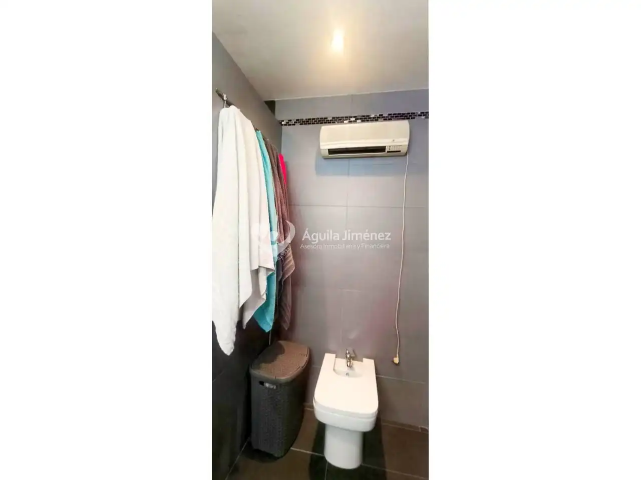 Baño de Casa adosada en venta en Alcalá de Guadaira con Aire acondicionado, Calefacción y Jardín privado