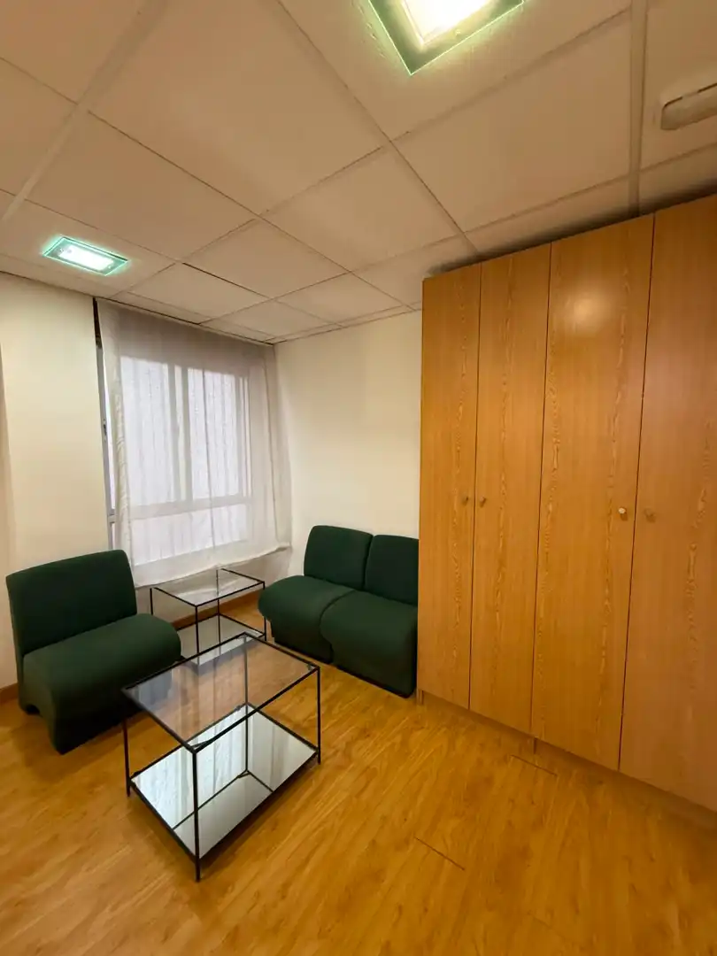 Oficina de alquiler en Oviedo  con Calefacción, Terraza y Amueblado