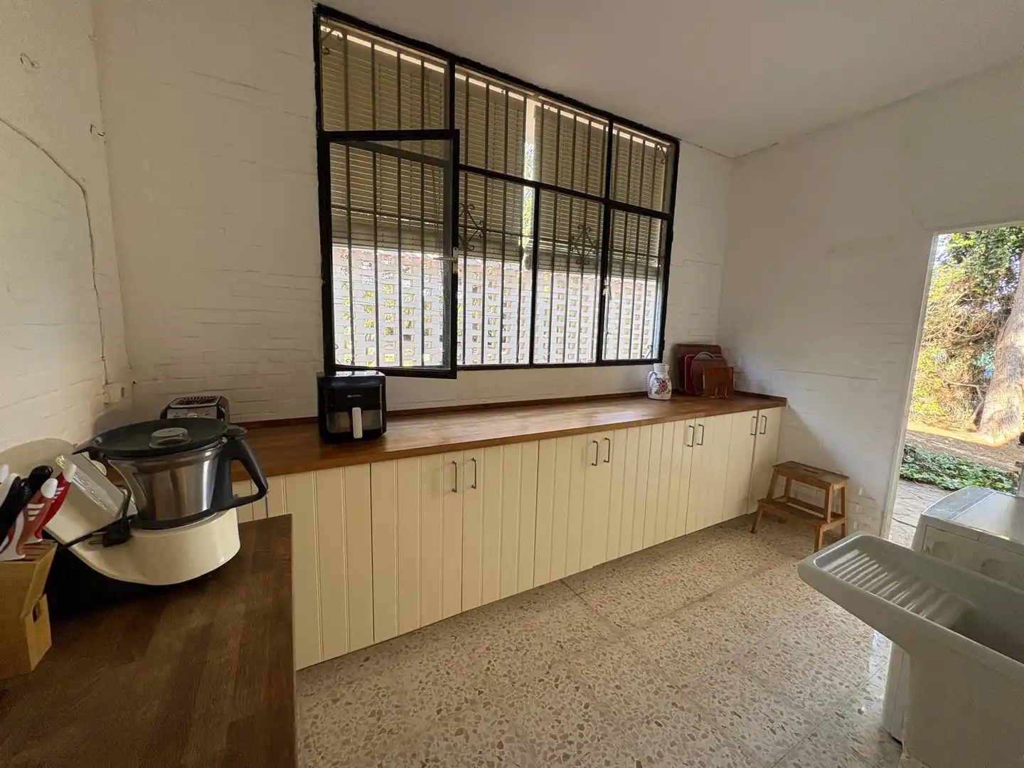 Cuina de Casa o xalet en venda en Algeciras amb Aire condicionat, Jardí privat i Parquet