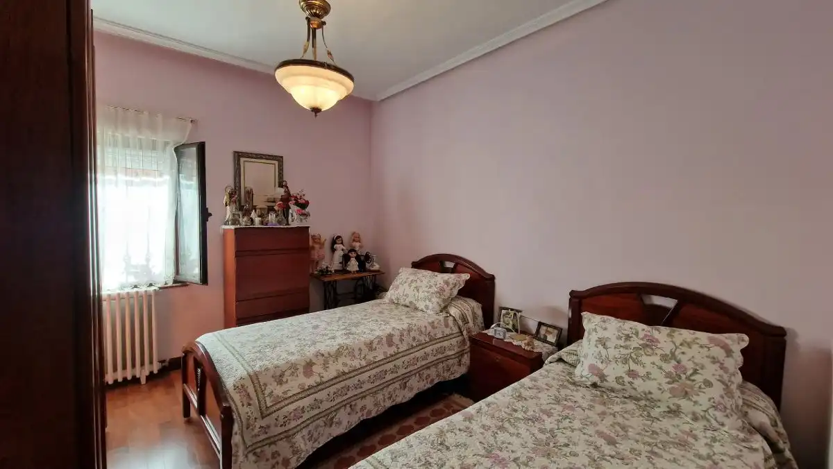 Habitación de Casa o chalet en venta en Torrelavega  con Calefacción, Terraza y Trastero