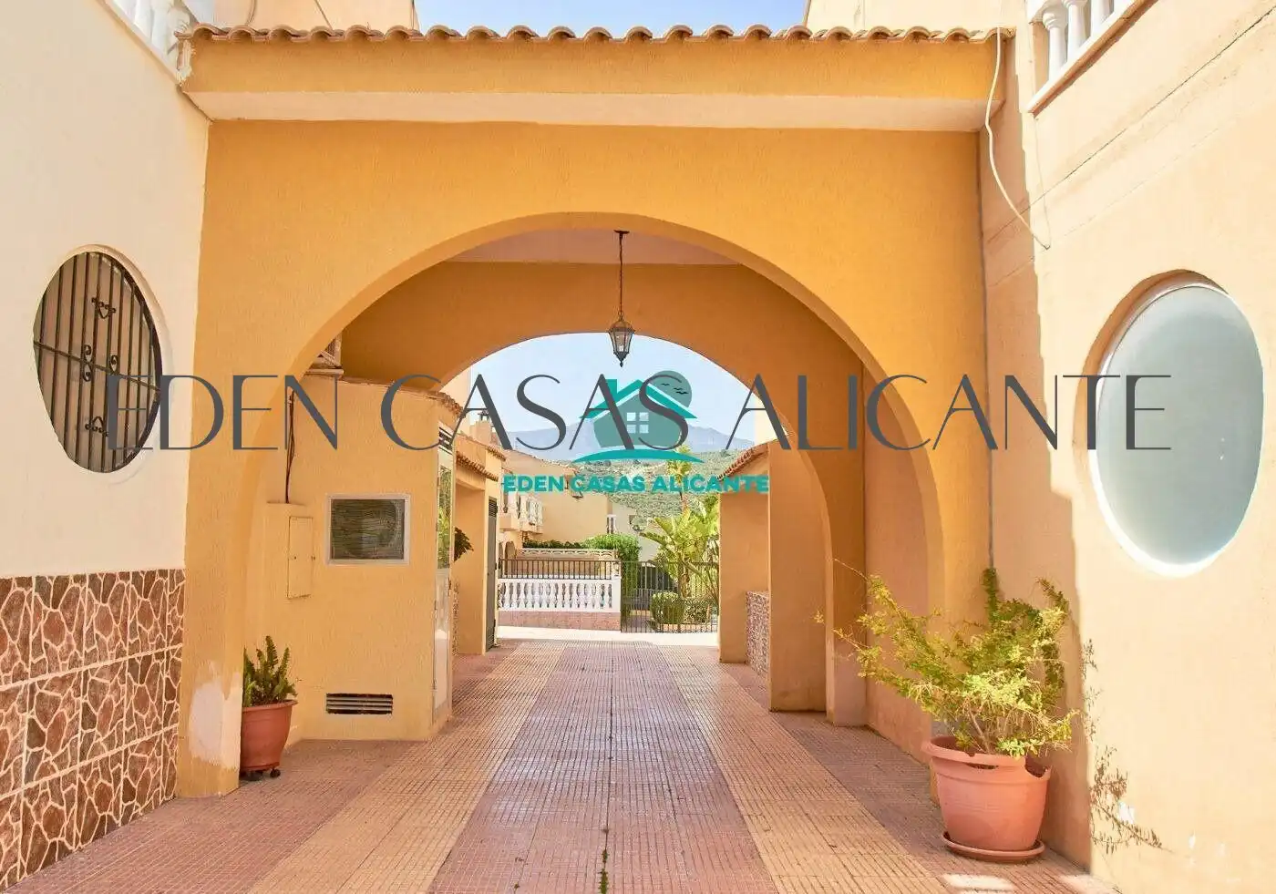 Vista exterior de Casa adosada en venta en El Campello con Aire acondicionado, Jardín privado y Terraza