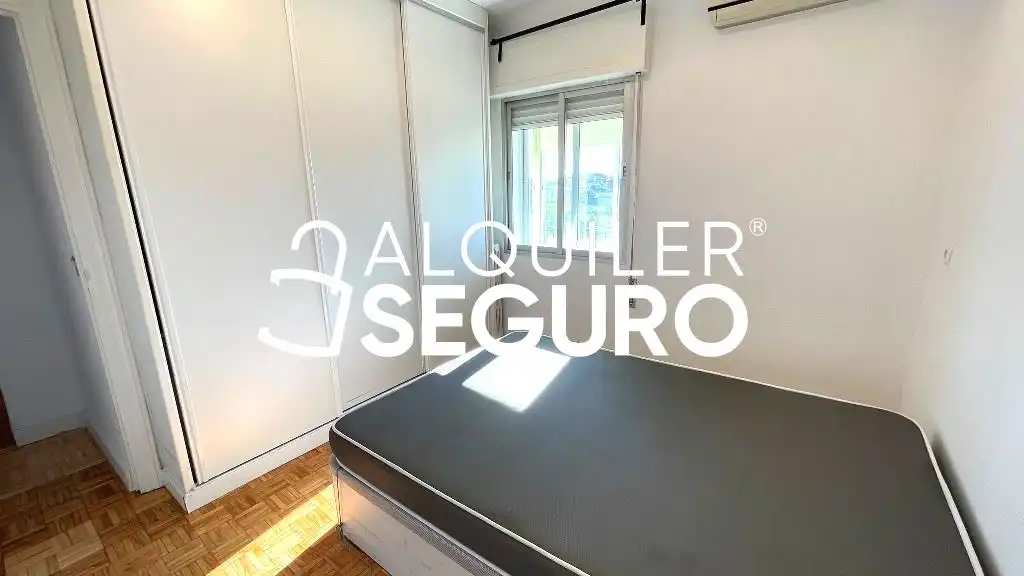 Dormitori de Pis de lloguer en Madrid amb Aire condicionat, Calefacció i Terrassa