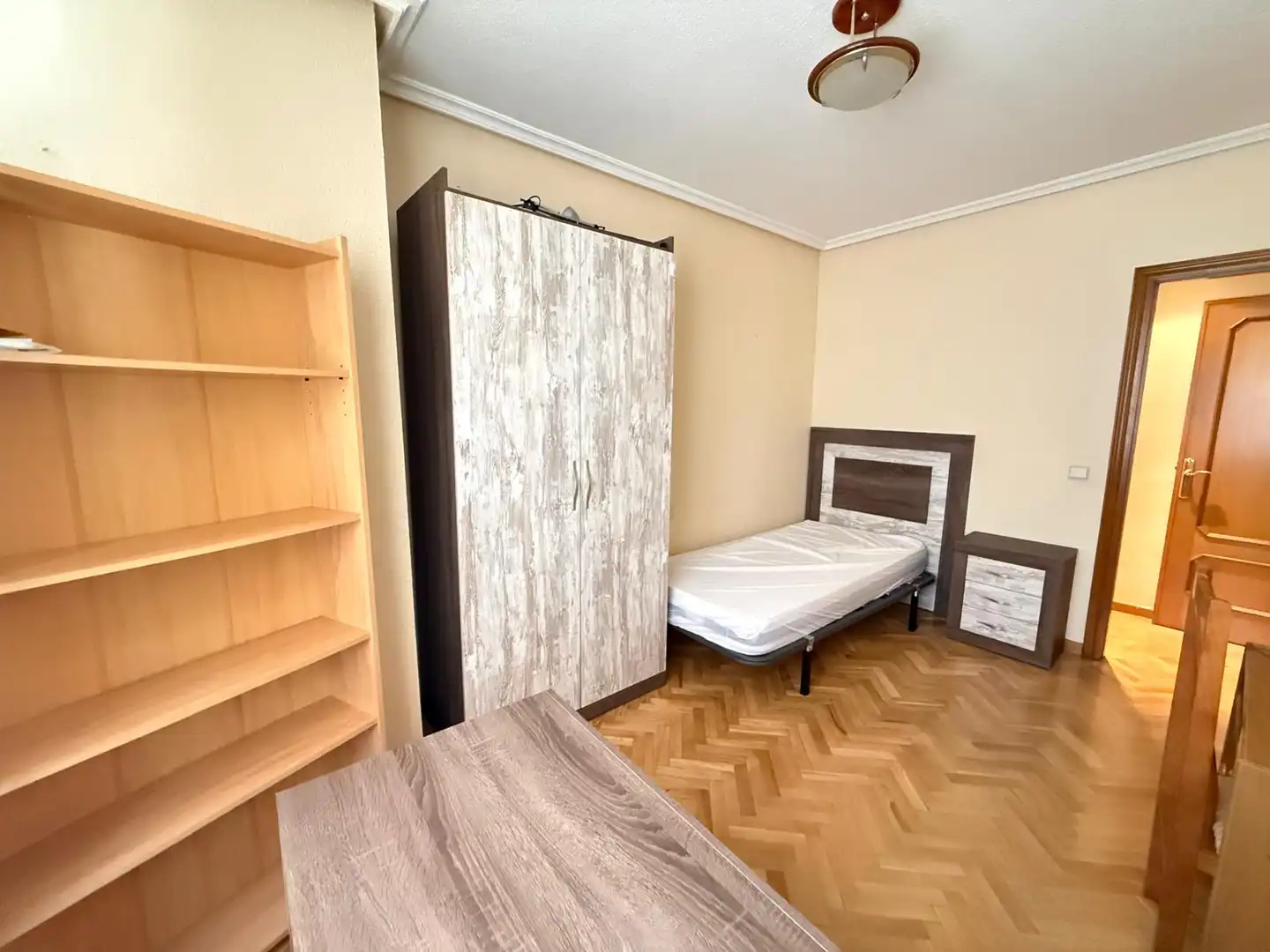 Bedroom of Flat for sale in Salamanca  with Heating, Parquet flooring and Furnished