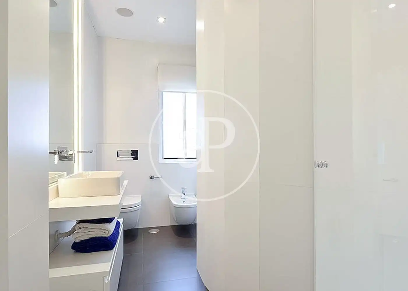 Baño de Piso de alquiler en Madrid con Aire acondicionado y Calefacción