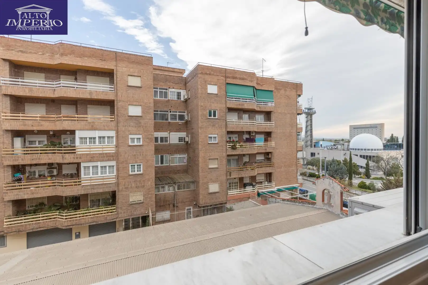 Außenansicht von Wohnung zum Verkauf in Granada mit Parkett und Abstellraum