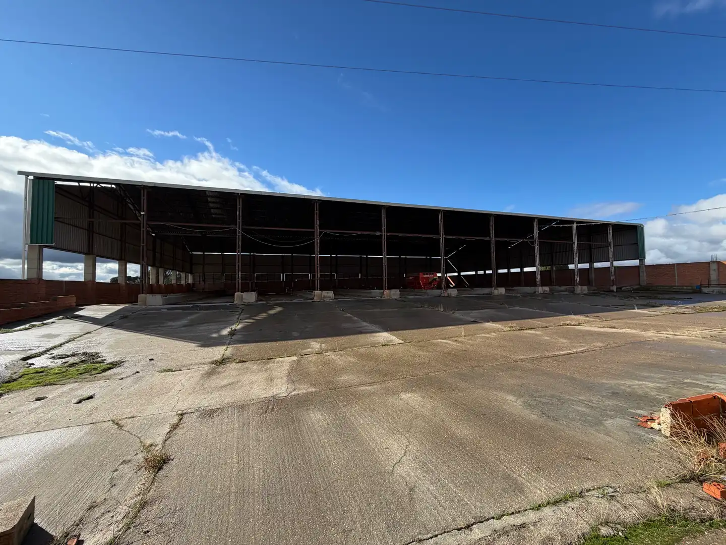 Vista exterior de Nau industrial en venda en Hornillos de Eresma amb Calefacció