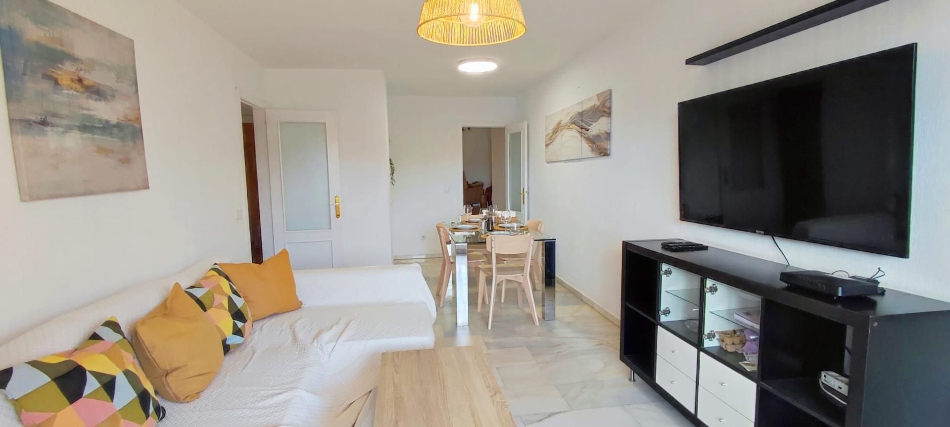 Sala d'estar de Pis de lloguer en Fuengirola amb Aire condicionat, Calefacció i Terrassa