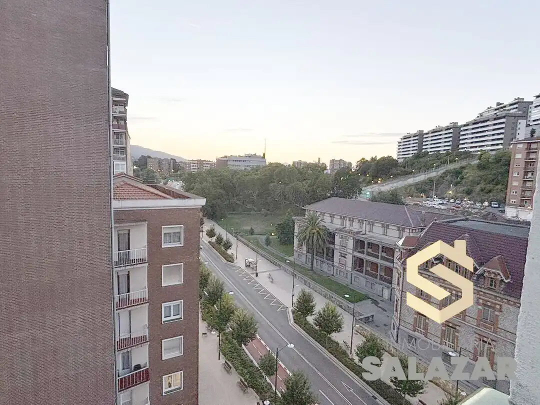 Außenansicht von Wohnung zum Verkauf in Bilbao  mit Heizung, Terrasse und Balkon